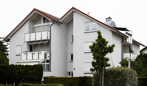 Bright 2-room apartment with a balcony, located on the top floor of a well-maintained apartment building.