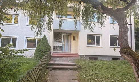 Versatile multi-family building in a prime location in Stuttgart-Büsnau! Immediately available and without any commission fees!