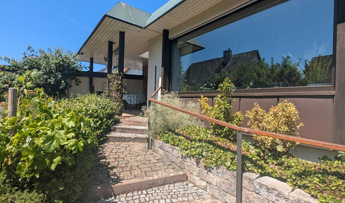 Detached house with a separate apartment and an idyllic garden, in a fantastic location, and available without commission.