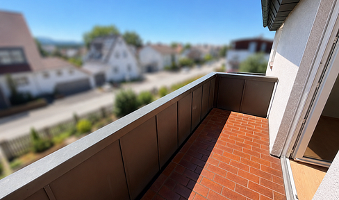 Salach / Available immediately: 3-room apartment (living room, bedroom, kitchen) on the 1st floor of a 3-story building. Quiet, central location, well-maintained, with a garden and garage.
