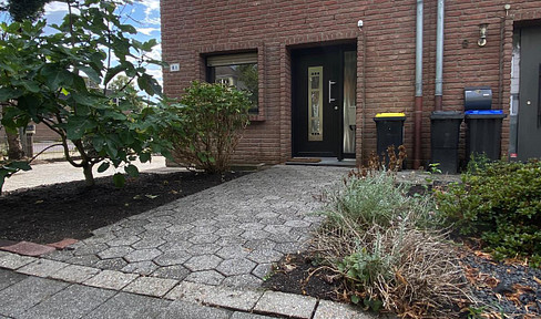 Terraced house with a garden, garage, and modern features – located in Mönchengladbach.