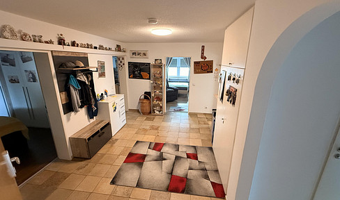 Klimatisiertes Raumwunder: Renovierte 4-Zimmer-Wohnung mit 2 Balkonen & 2 Garagen