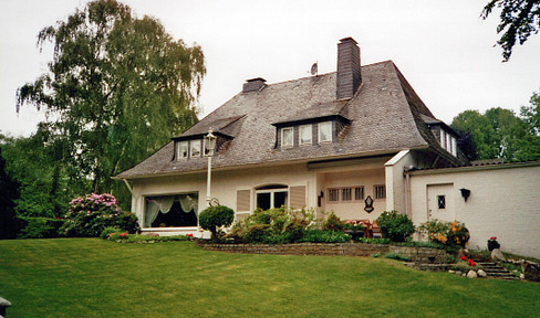 Repräsentative Villa auf parkähnlichem Grundstück in Düsseldorf-Urdenbach