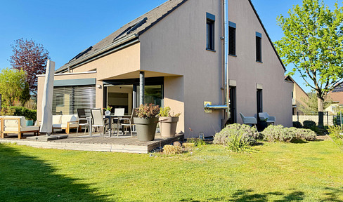 NEW: Family-friendly detached house, comprehensively renovated, with a large garden | No commission fees.