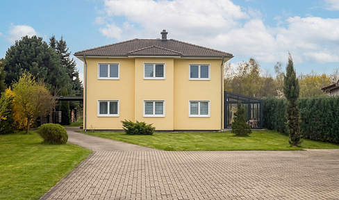 Einfamilienhaus mit großem Grundstück, Wintergarten, Hot Tub und fünf Garagen in Zwenkau