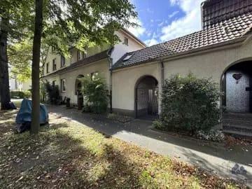 GEPFLEGTES EIN-ZWEIFAMIELIENHAUS