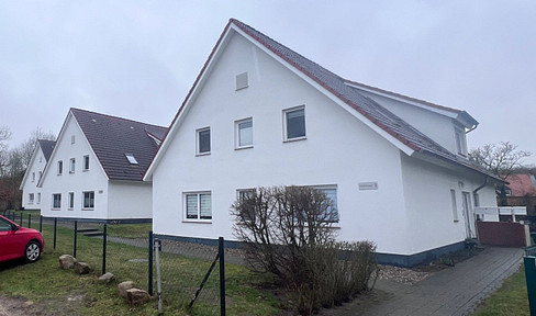 Renovated 3-room ground floor apartment with fitted kitchen in a quiet location in 23974 Neuburg.
