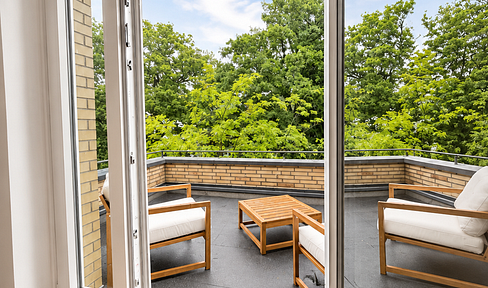 Renovated historic building gem in Nienstedten/Flottbek. Apartment in the attic with a parking space.