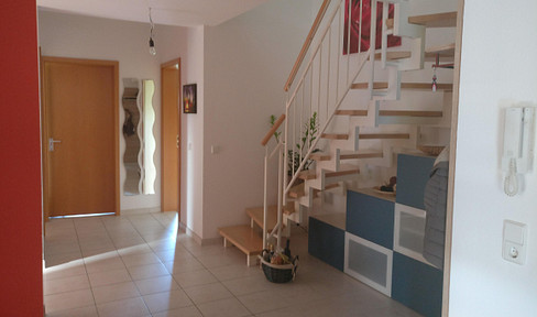 Spacious 4.5-room attic apartment with a gallery and 2 balconies, including a parking space in the underground garage – located in a quiet area.