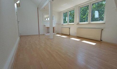 Freshly renovated: bright 3-room attic apartment with a new fitted kitchen, ideal for shared accommodation.