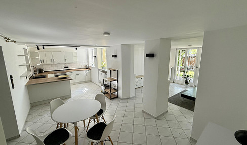 Wunderschöne helle Wohnung mit Whirlpool, Garten & Parkplatz
