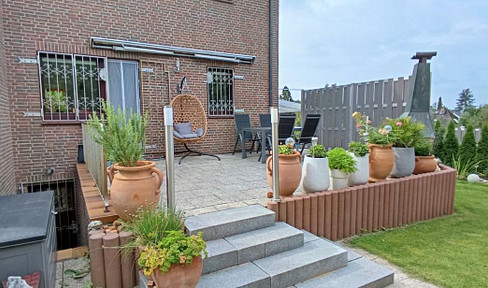 Wentorf - NO COMMISSION - Excellent Location, Spacious end-of-terrace house with a private garage and a large garden.