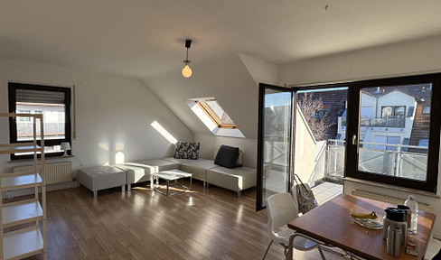 High-quality renovated 2.5-room apartment with a balcony and underground parking space in Böblingen.