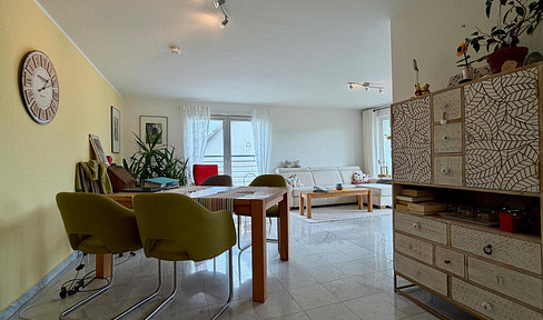 Bright 3-room apartment with a large balcony in Schlebusch, available from September 1st.