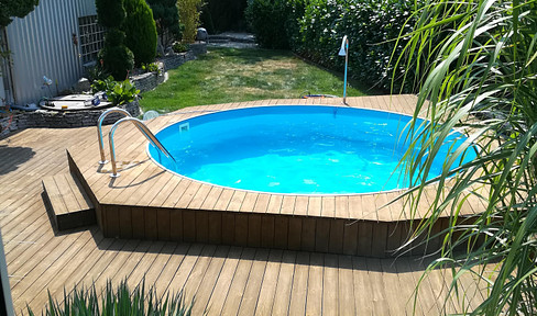 Well-maintained bungalow with a pool.