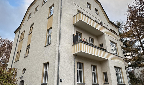 Wunderschöne und helle Altbauwohnung (unmöbliert!)- Erstvermietung nach Sanierung