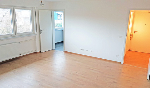 Renovated 1-bedroom apartment with fitted kitchen, washing machine, and parking space.