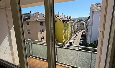 Lichtdurchflutete 2,5-Zimmer-Wohnung mit 2 Balkonen am Hölderlinplatz