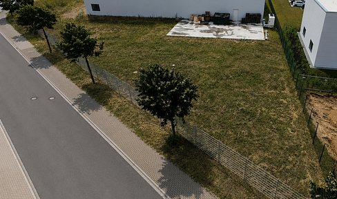 Commercial land for sale, 1,330 m², in Lübeck-Kücknitz – close to the A1 motorway, the harbor, and the Baltic Sea, with building permit for a warehouse.