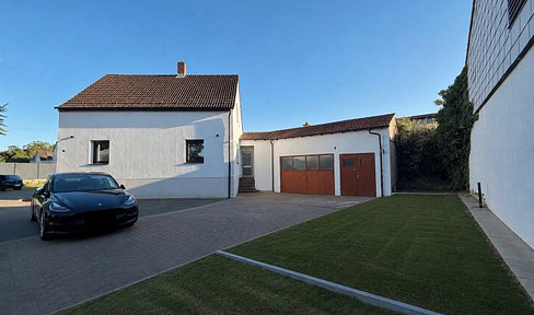 Detached residential and commercial building with a commercial unit, situated on a 1290 square meter plot of land.