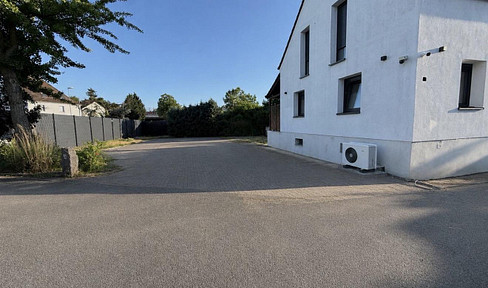 Detached residential and commercial building with a commercial unit, situated on a 1290 square meter plot of land.