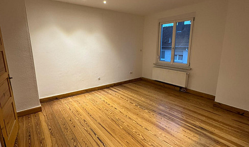 4 Zimmer Whg, 2. OG, renoviert mit EBK 650 plus 75 Euro Küche