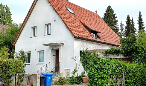Quiet house in Munich, Pasing, located on a large plot of land.
