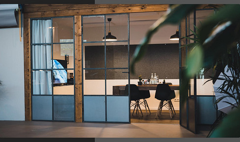 Stylish loft office, showroom, or studio – furnished in an industrial style – located in the Medienhafen district of Düsseldorf.