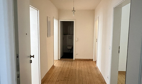 Charmante 3-Zimmer-Altbauwohnung mit Terrasse im Erdgeschoss