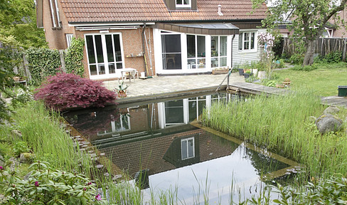 Bright, architect-designed house with a swimming pool.