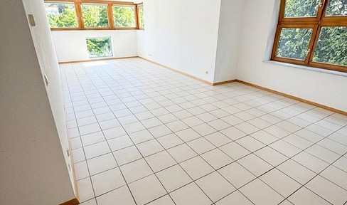 +++Free of provisions and agency fees! +++ Manufactured in 1996 +++ 2-room apartment with balcony and fitted kitchen +++