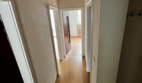 Freshly painted 3-room apartment with a balcony, located at Burbacher Markt – no commission fees.