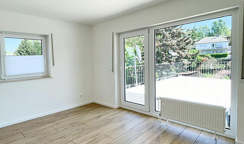 Plenty of light, plenty of space, and a high quality of life: This attractive apartment features a large sun terrace.