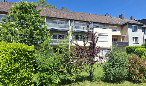 Ready to move into in Ehrenfeld! Top-quality apartment, size 3.5 rooms, with a balcony, parquet/granite flooring, located between the Schauspielhaus (theater) and the main train station.