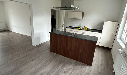 Moderne 4-Zimmer-Wohnung mit Balkon und offener Küche in Schönberg