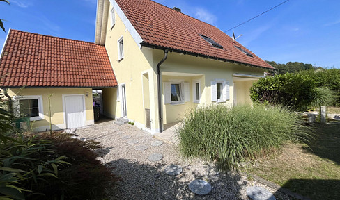 Two-family house available at a great price. Includes one garden apartment and one apartment with a gallery on the first floor.