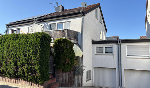 Quiet living in a rural location: Semi-detached house with 5 rooms, 140 square meters, and a garage.