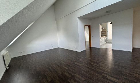 Stylish 2-room attic apartment with impressive ceiling height - centrally located in Mz-Kastel, offered privately.