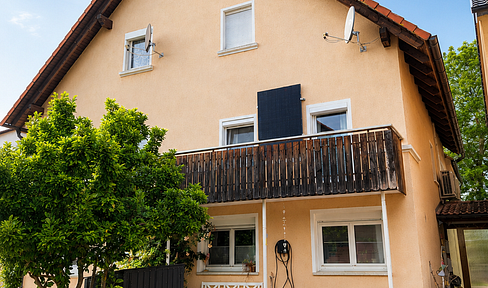 Modernisierte Doppelhaushälfte mit Garage, Garten & Bachzugang in Hutschdorf