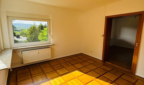 4-Zimmer-Wohnung mit traumhaften Taunusblick und eigenem Garten