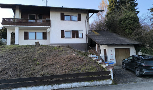 Detached house with separate apartment, 169 square meters, south-facing hillside location.