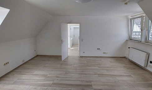 Wunderschöne helle Dachgeschoss-Wohnung in gehobener Ausstattung