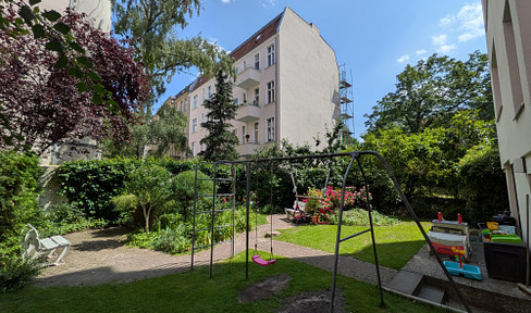Well-equipped 4-room apartment with a garage and garden in Steglitz.