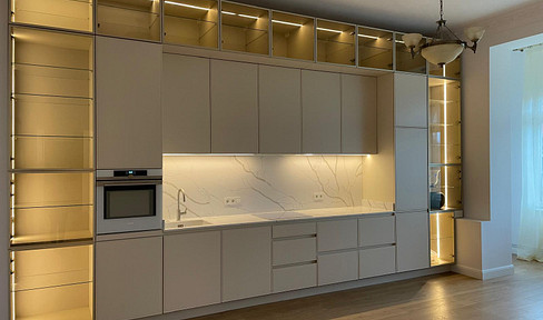 Kernsanierter Altbau mit Aufzug im 3. OG: 2 Zimmer, Designküche & Einbauschränke & Vorhänge nach Maß