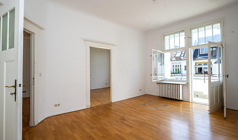 Provisionsfrei: Am Cosimaplatz in Friedenau, 2.5 Zimmer Altbau mit Balkon im 3.OG, Fernwärme