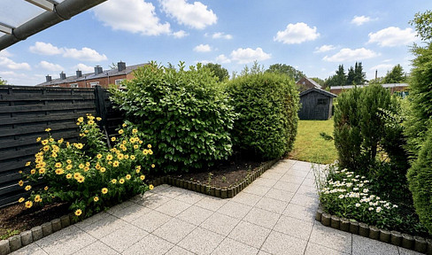No commission: Semi-detached house with garden, near Wakenitz.