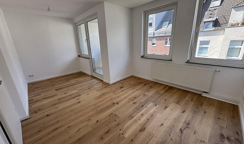 Completely renovated 3-room apartment with balcony in a prime location in Cologne-Sülz - move in immediately.