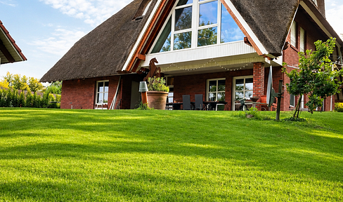 A charming thatched-roof house with character, located near Zarrentin on the Schaalsee lake, in the district of Bantineschichten.