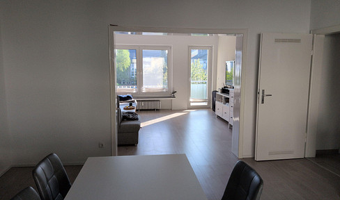 3.5-room apartment, city center, with 2 balconies, renovated. Bathroom: bathtub, shower, and window.