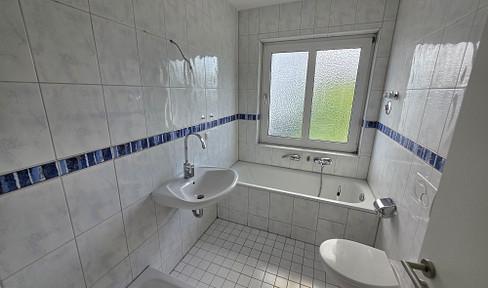 2.5-room apartment in a city location, newly available after renovation, with a balcony. The bathroom features a bathtub, shower, and window. The apartment has good insulation.